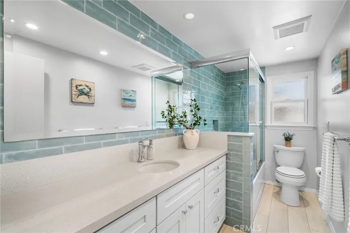 Updated hall bath with tub/shower combo