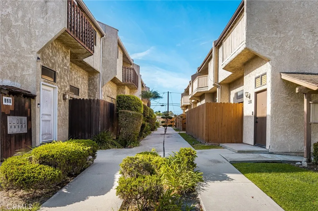 320 W 220th Unit 4, Carson, California 90745 — photo 4