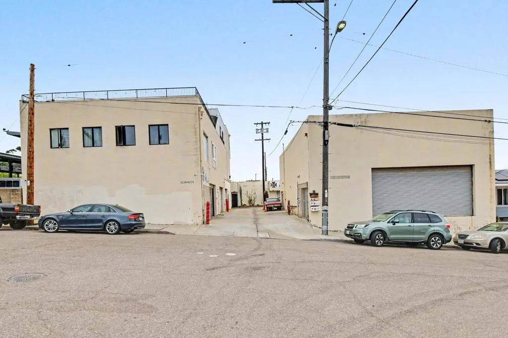 1235 Cushman Ave