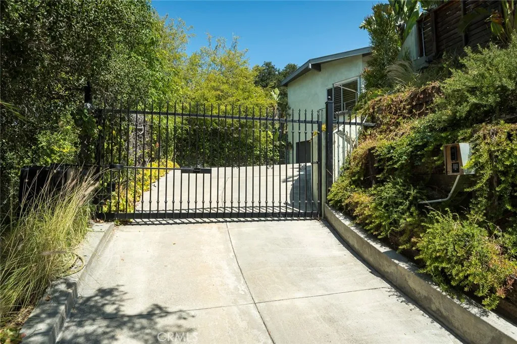 2770 Mira Vista Drive, Glendale, California 91208 — photo 5