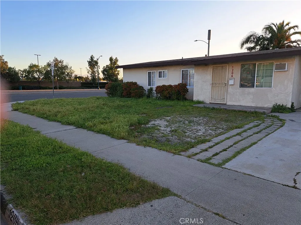 1202 S Palm