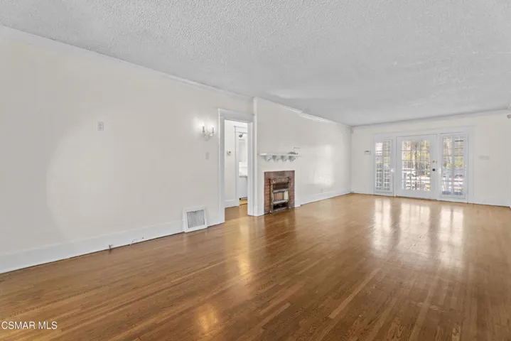 Living w fireplace