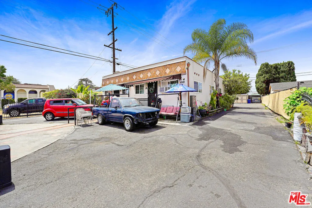 8181 Commercial Pl