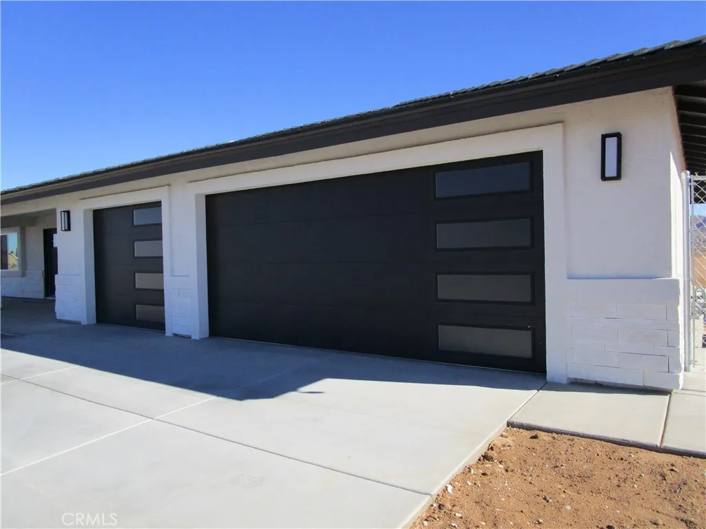 3 CAR GARAGE