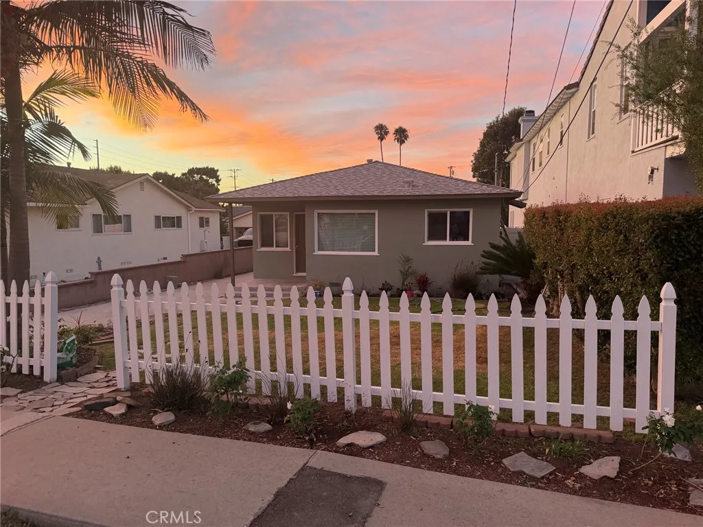 1027 Ave