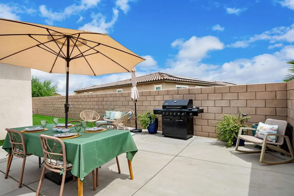 Outdoor Dining and BBQ Outdoor Dining and BBQ