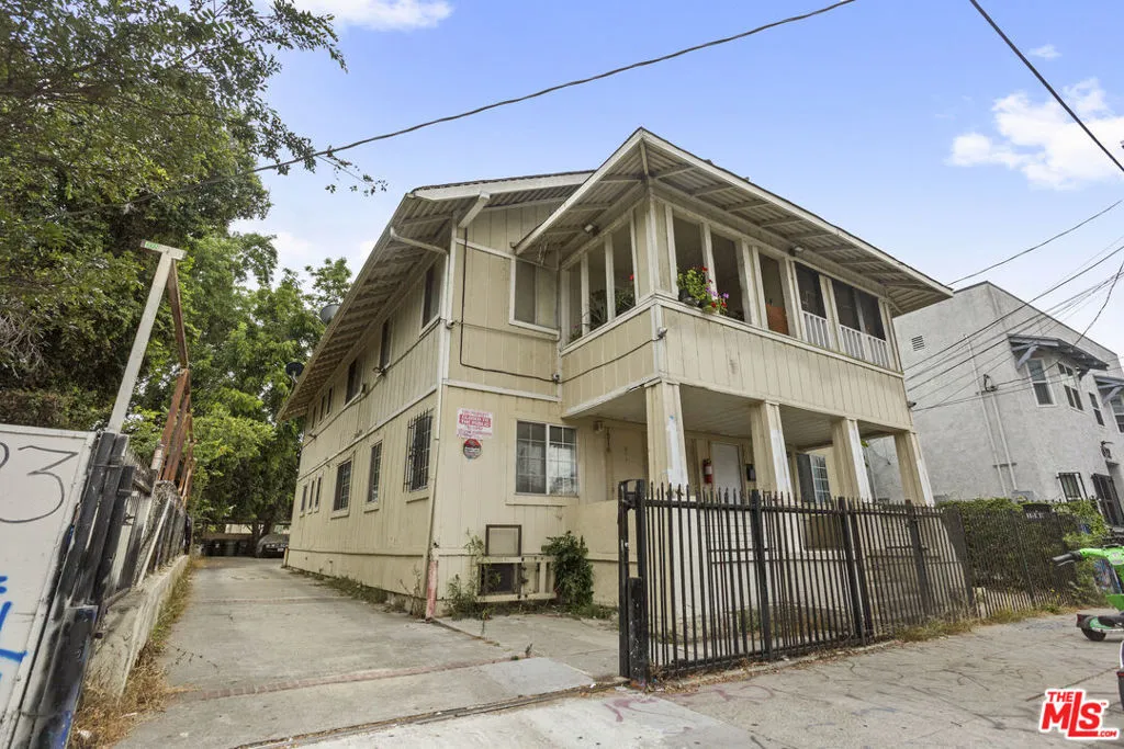 1516 W 11th Pl