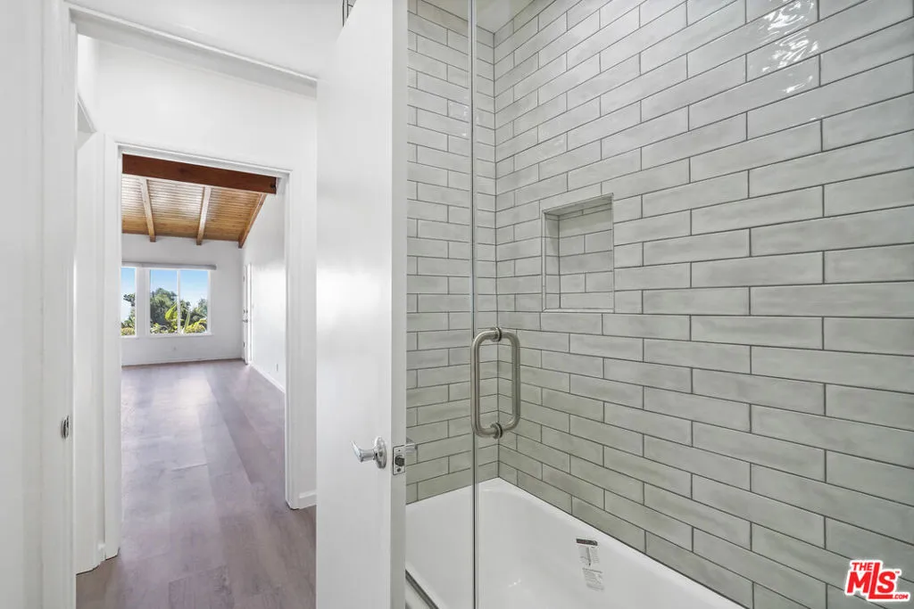 Bathroom 3 w/tub