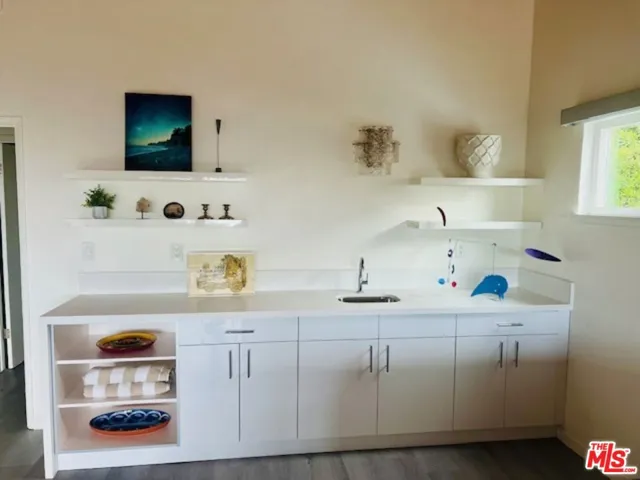 Large wet bar in bonus room
