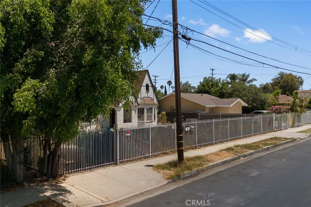 6824 Tyrone, Van Nuys, California 91405 — photo 5