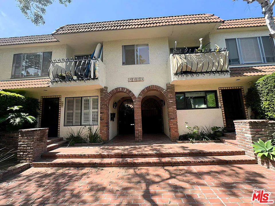 1323 S Carmelina Ave