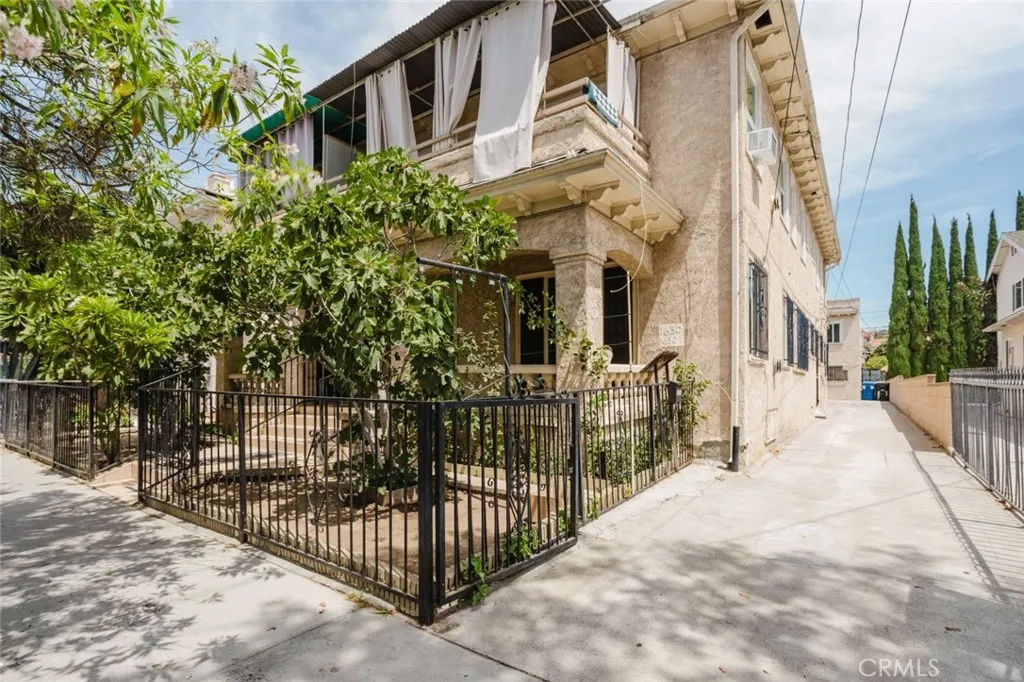 1634 N Alexandria Ave