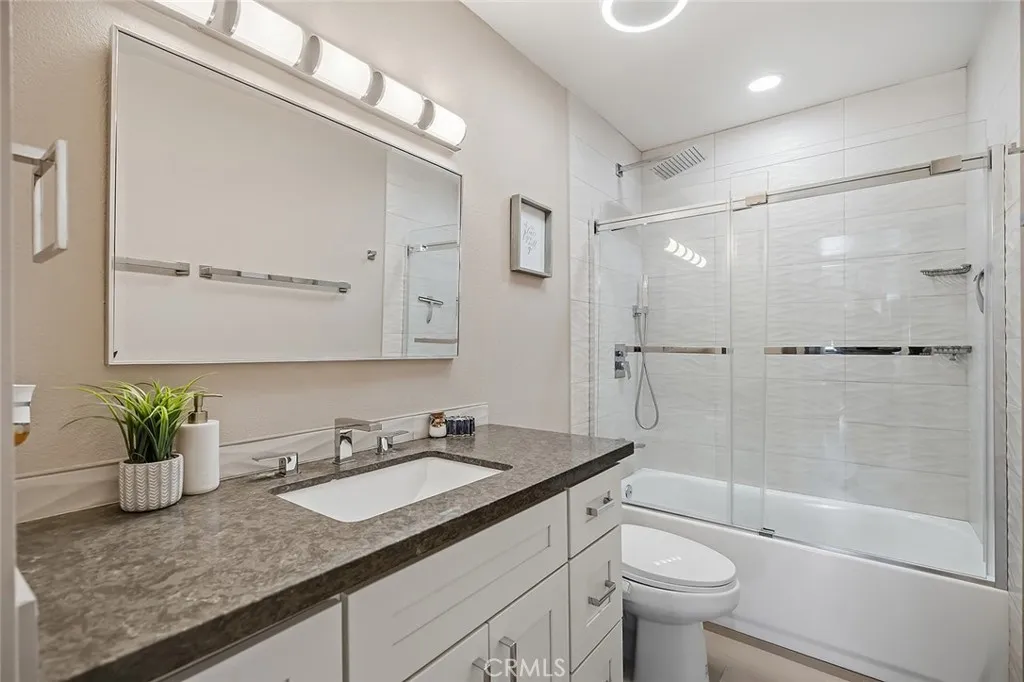 Hall Bathroom​​‌​​​​‌​​‌‌​​‌​​​‌‌​​​‌​​‌‌​​‌‌​​‌‌​​​​ Upstairs