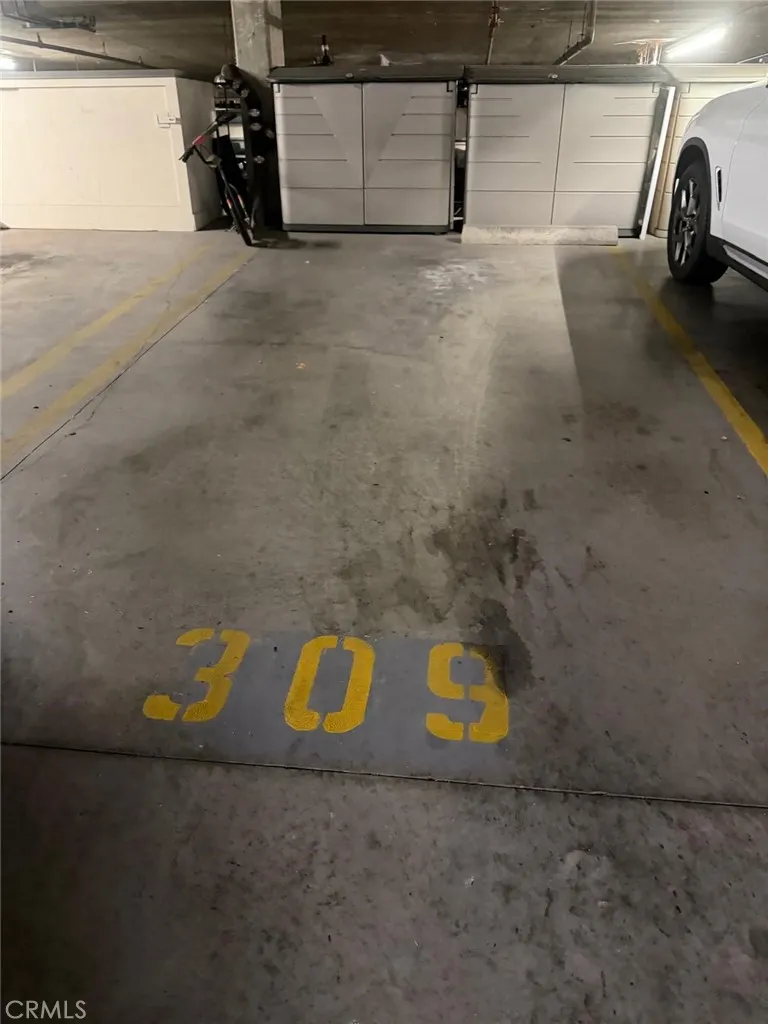 Parking space 2 with storage
