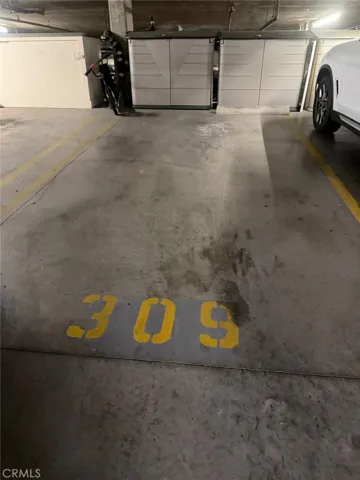 Parking space 2 with storage