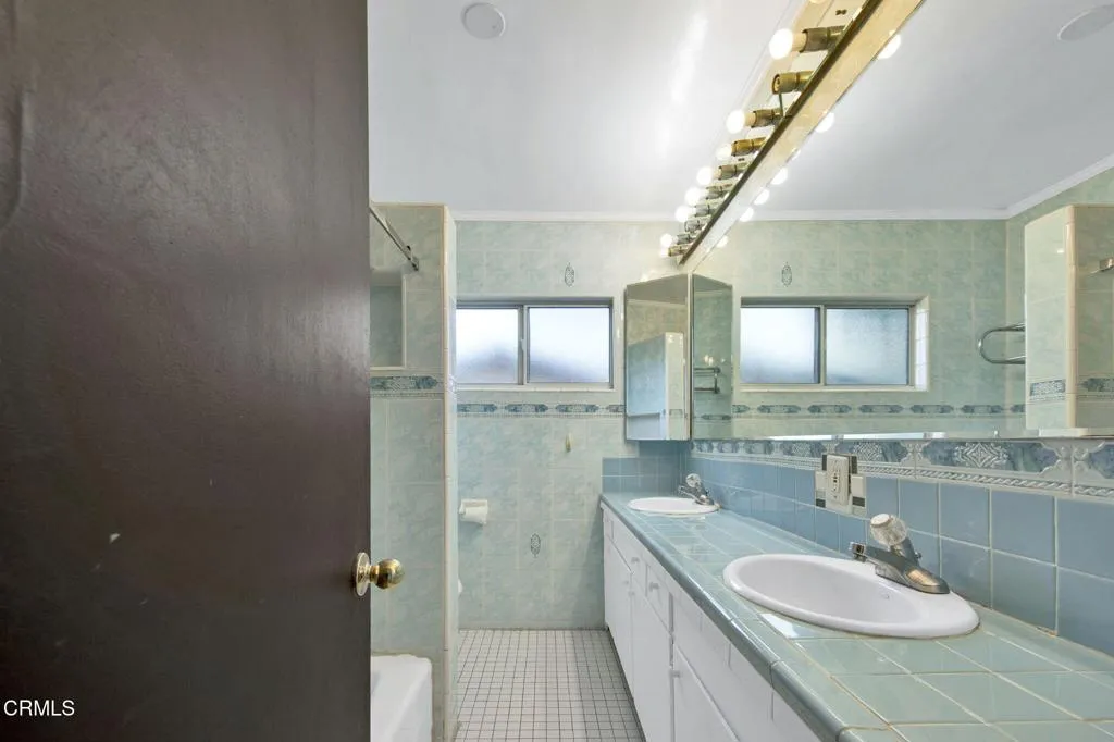 13-web-or-mls-2026080-01-1537SilverwoodD
