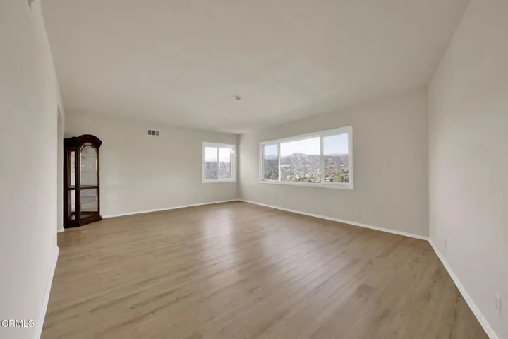 6-web-or-mls-2026080-01-1537SilverwoodDr