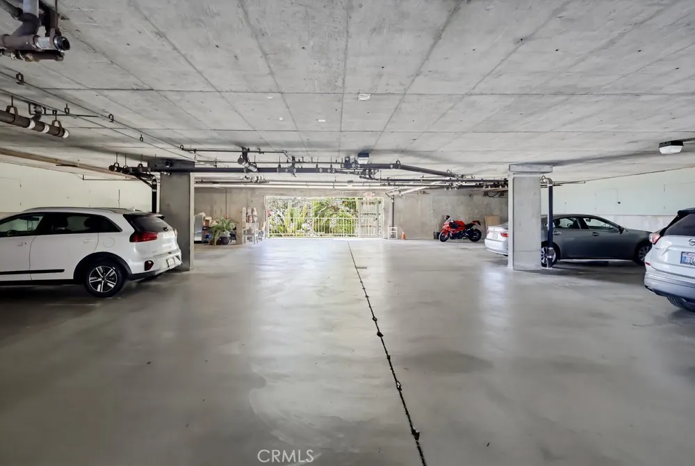 garage with 2 dedicated spaces and direct access
garage with 2 dedicated spaces and direct access