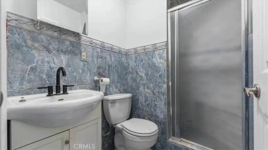 BATHROOM 1