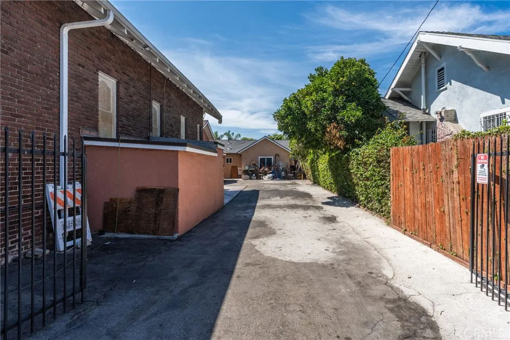 950 W 42nd, Los Angeles, California 90037 — photo 5