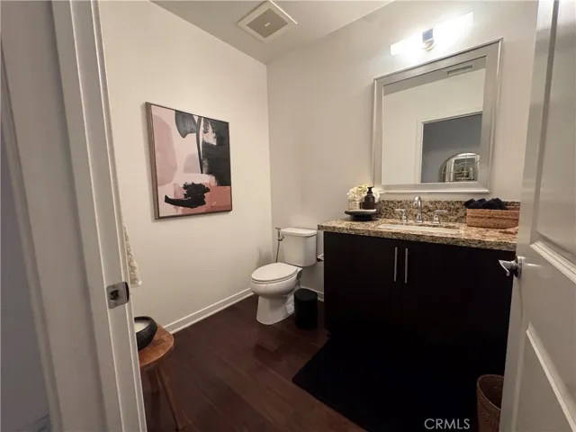 Gust powder room