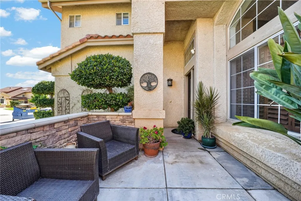 Front courtyard to enjoy a book or scroll on your phone.