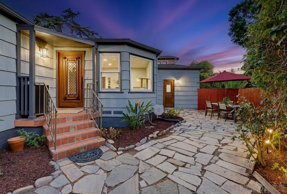 3381 N Mountain View