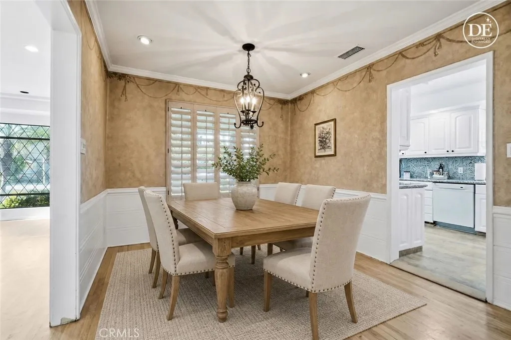 Virtually staged dining room
