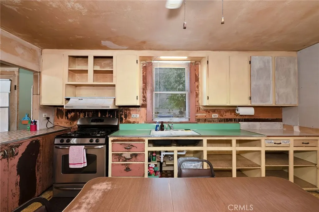 Gas Range & Cupboards