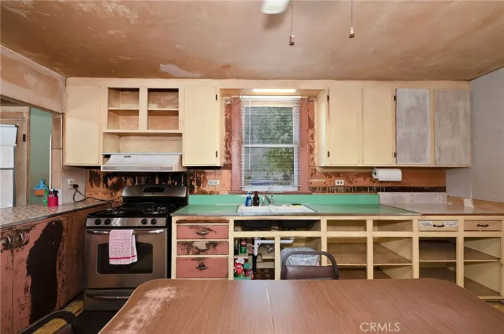 Gas Range & Cupboards