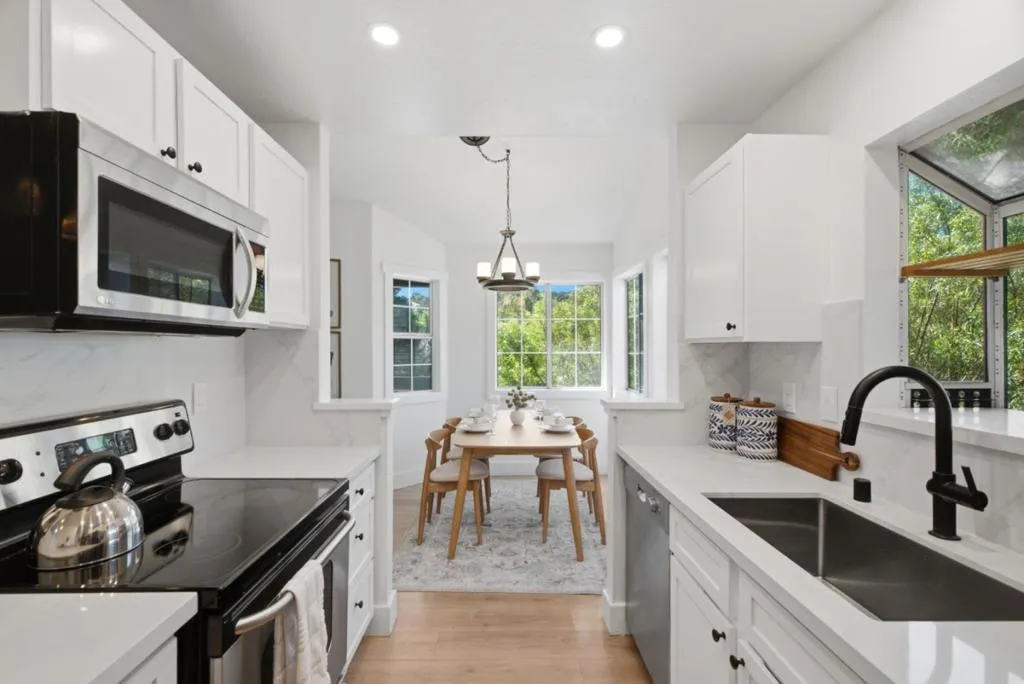 8035 Mountain View Dr