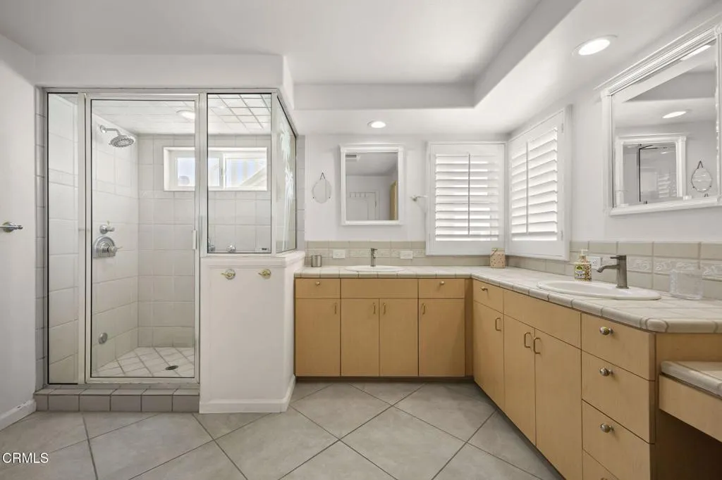 25-web-or-mls-Upmarketmedia_2125Pir-75