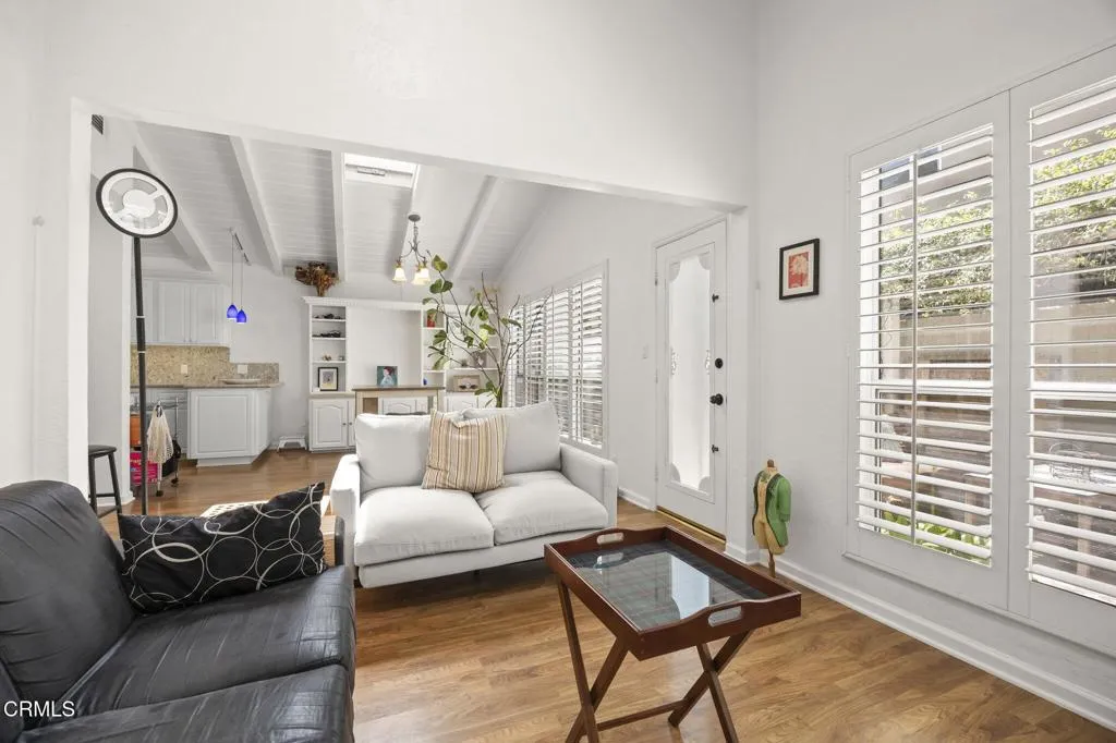13-web-or-mls-Upmarketmedia_2125Pir-39