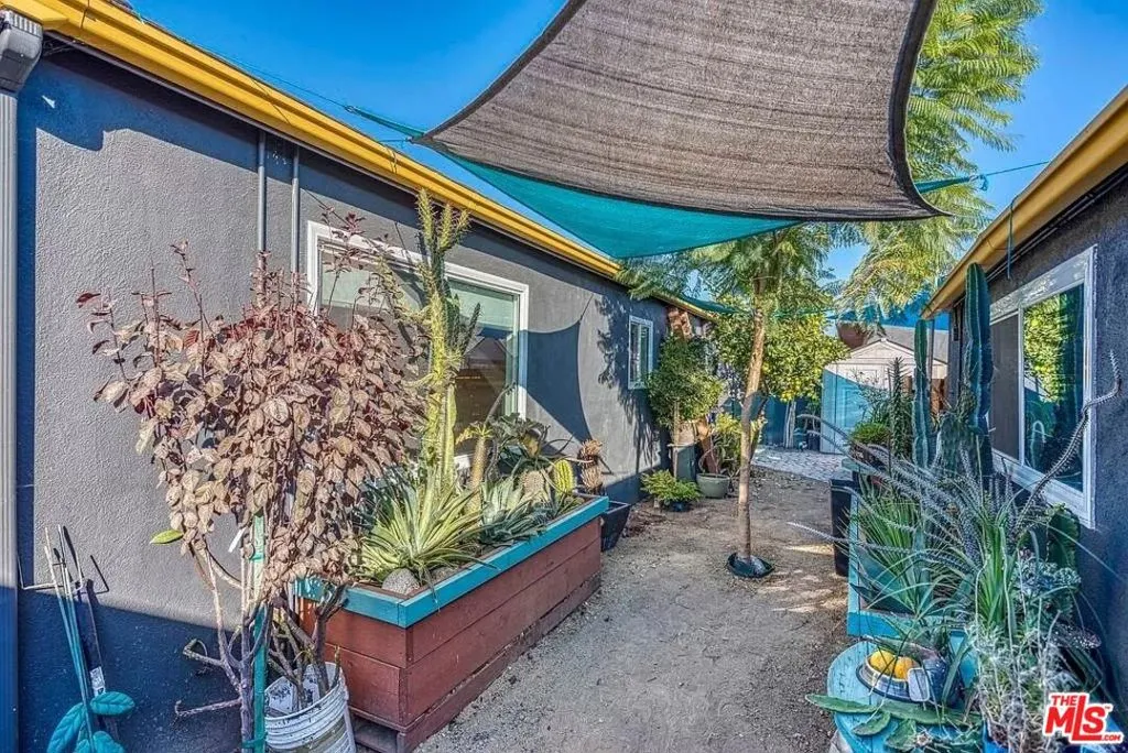 SIDE YARD SIDE YARD