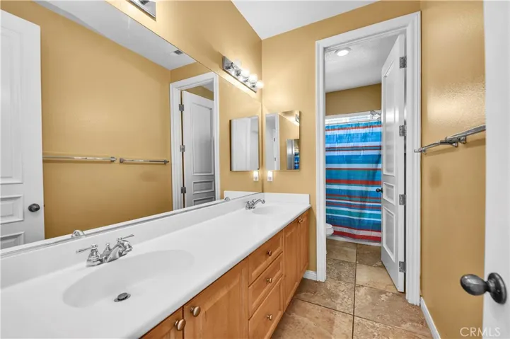 Upstairs Full Bathroom