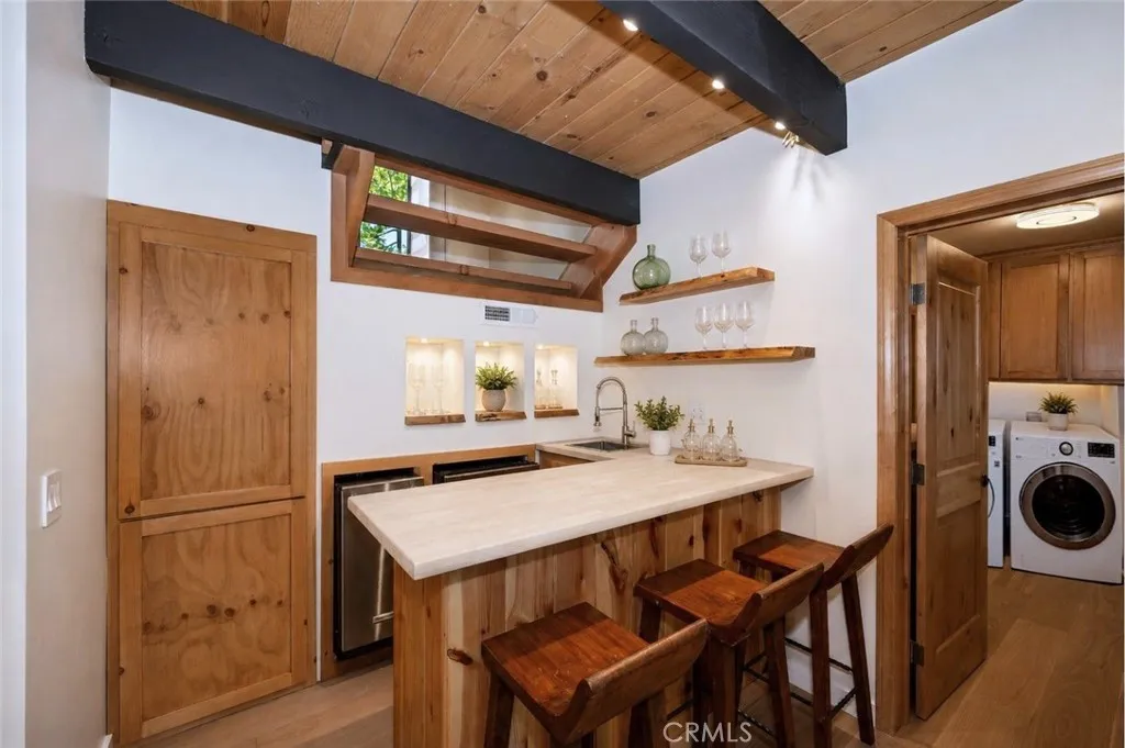 Wet Bar 
Virtually staged (decor)