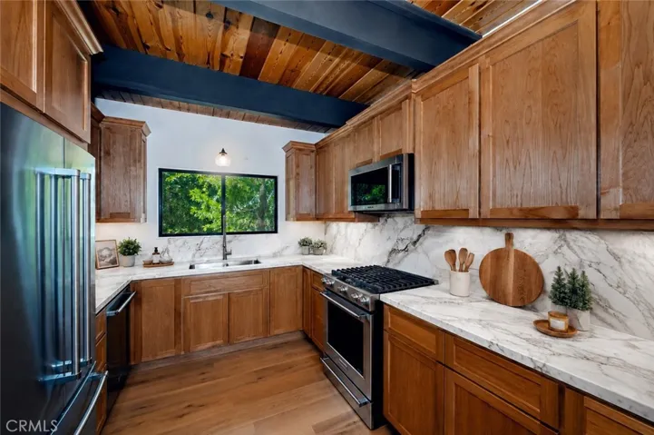 Kitchen
Virtually staged (Countertop and decor)