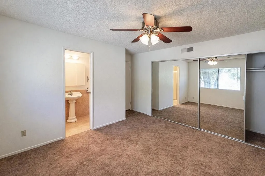 48680desertflowerdr-4