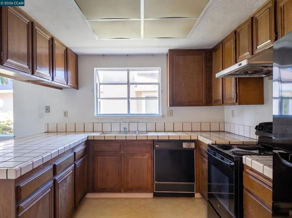 2579 El Portal Drive A, San Pablo, California 94806-0906 — photo 4