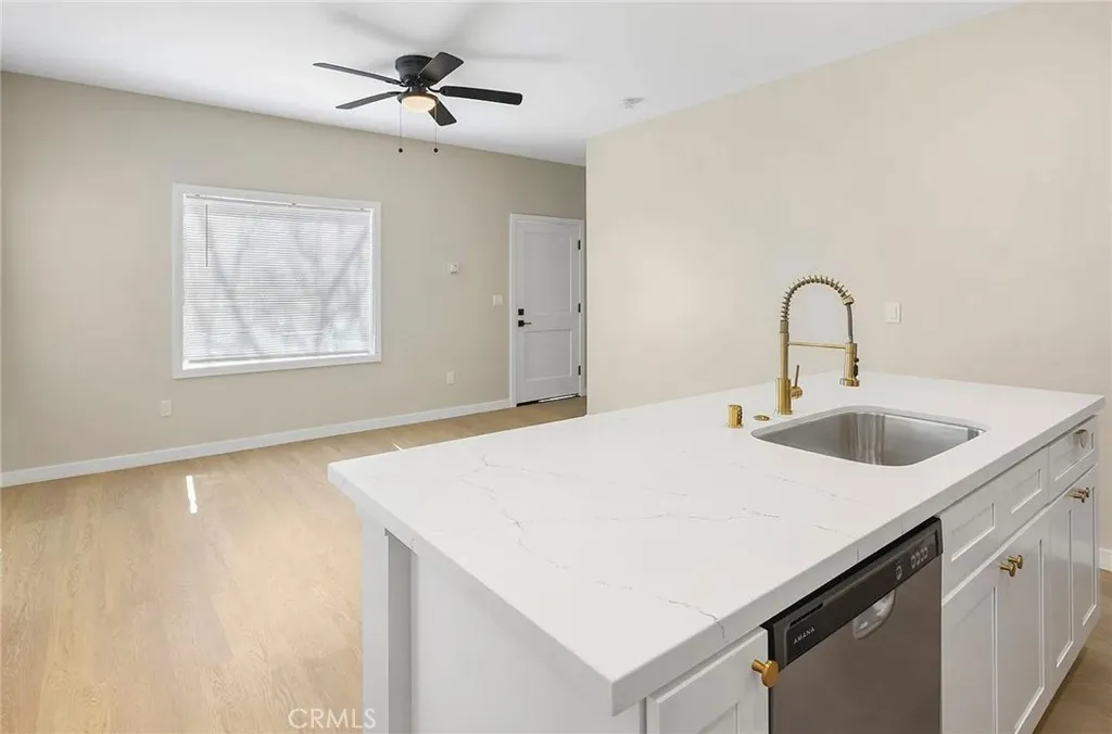 1237 E 1st 8, Long Beach, California 90802 — photo 5