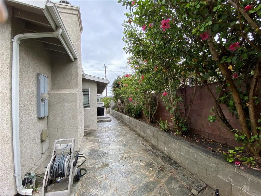 kitchen can exit to spacious side stone paved side yard.