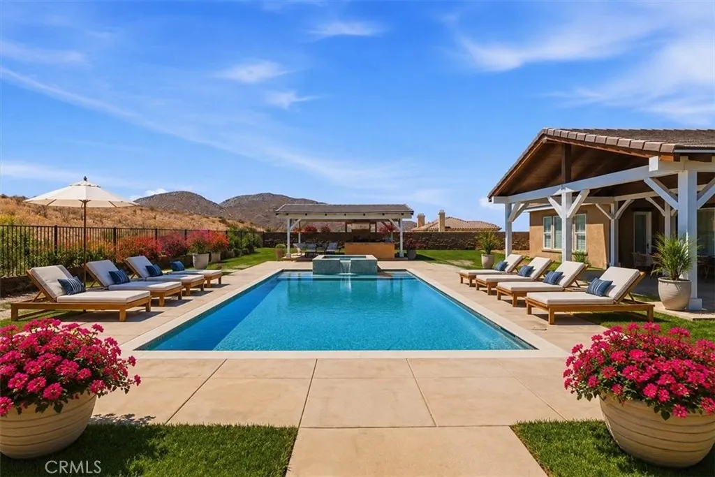 Virtually enhanced -pool and deck