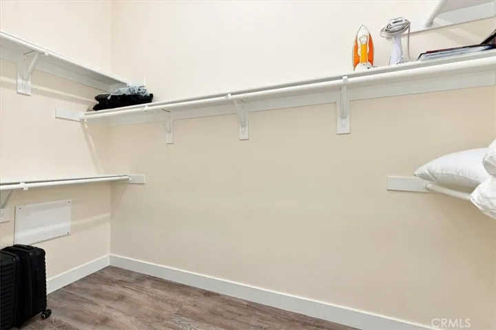 Walk-in closet (2)
