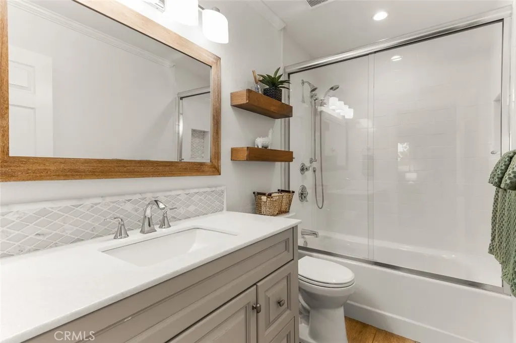 Remodeled hallway full bathroom