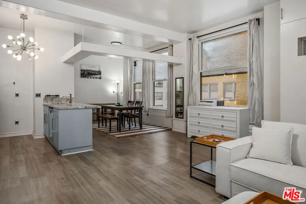 215 W 7th St