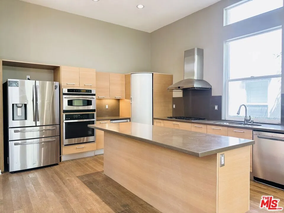 6581 Seabluff Drive 11, Playa Vista, California 90094 — photo 5