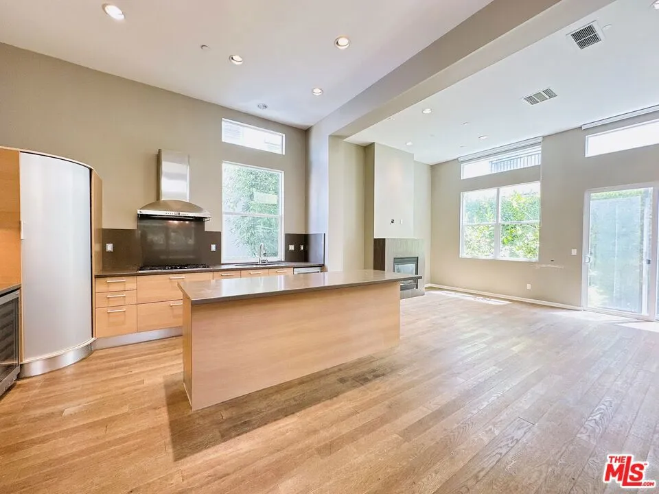 6581 Seabluff Drive 11, Playa Vista, California 90094 — photo 4