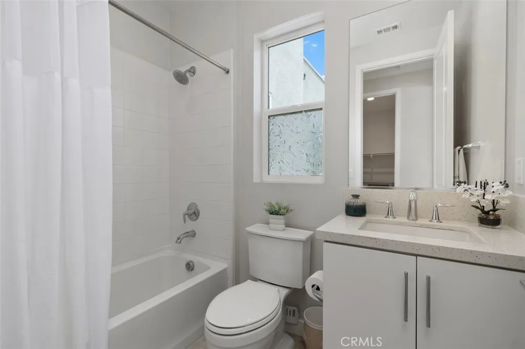 Upstairs bedroom #2 suite full bath
