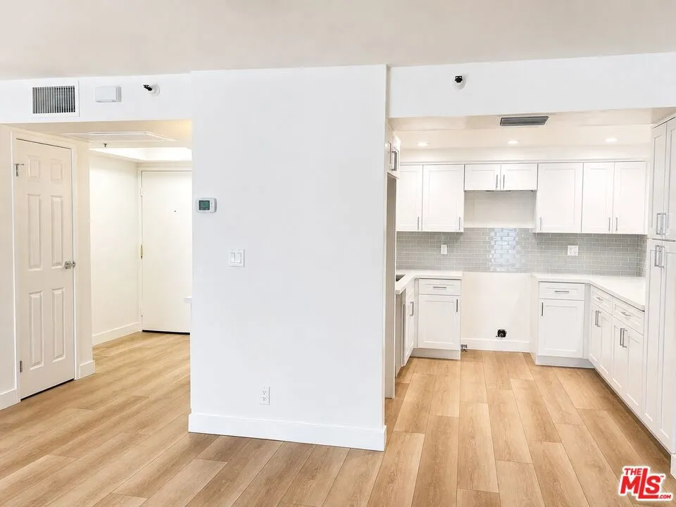 Entrance and kitchen Entrance and kitchen