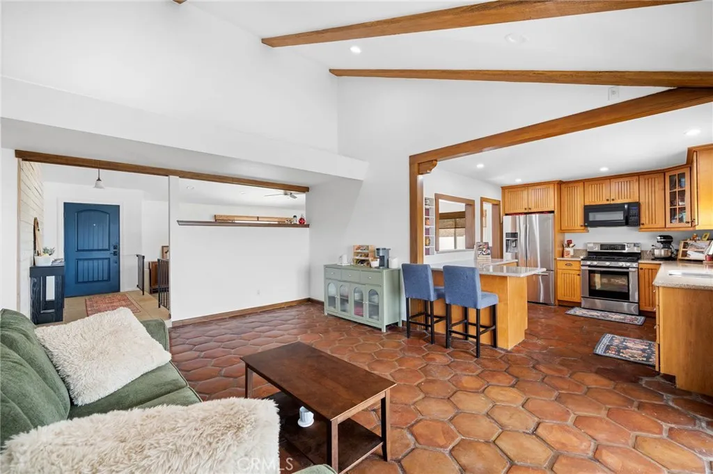 Spacious family room - great for entertaining Spacious family room - great for entertaining
